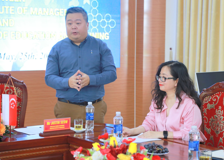 Ông Justin Seow – Trưởng Phòng tuyển sinh khu vực, Học viện quản lý giáo dục Singapore trao đổi tại buổi làm việc về cơ hội học tập của giáo viên và học sinh ở đất nước này. Ông Justin Seow – Trưởng Phòng tuyển sinh khu vực, Học viện quản lý giáo dục Singapore trao đổi tại buổi làm việc về cơ hội học tập của giáo viên và học sinh ở đất nước này.