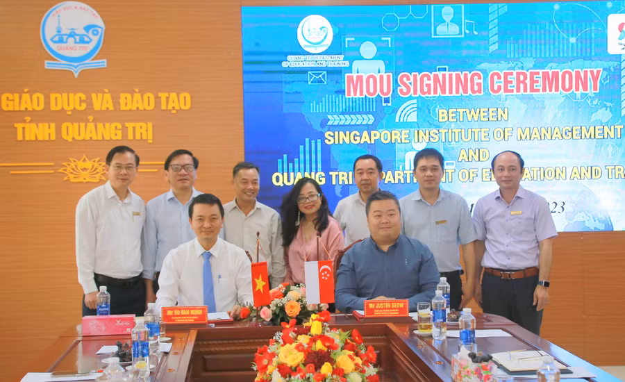 Lãnh đạo Sở GD&amp;ĐT Quảng Trị và đại diện Học viện quản lý giáo dục Singapore đã ký kết biên bản ghi nhớ hợp tác.