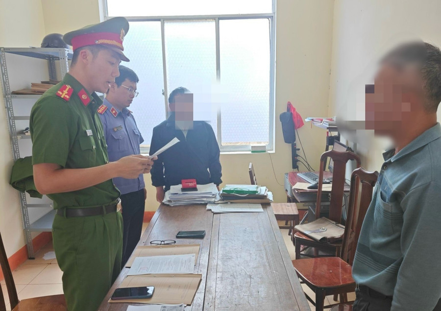 Cơ quan điều tra tống đạt các quyết định tố tụng đối với Bùi Văn Quỳnh. (Ảnh: HL) Cơ quan điều tra tống đạt các quyết định tố tụng đối với Bùi Văn Quỳnh. (Ảnh: HL)
