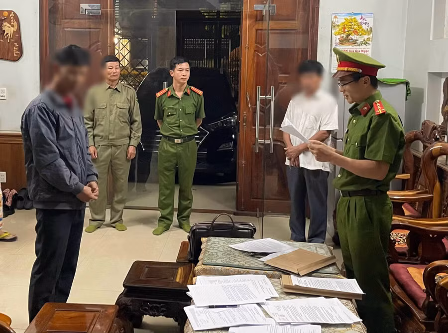 Cơ quan điều tra tống đạt các quyết định tố tụng đối với Đặng Bá Hiệp. (Ảnh: HL)