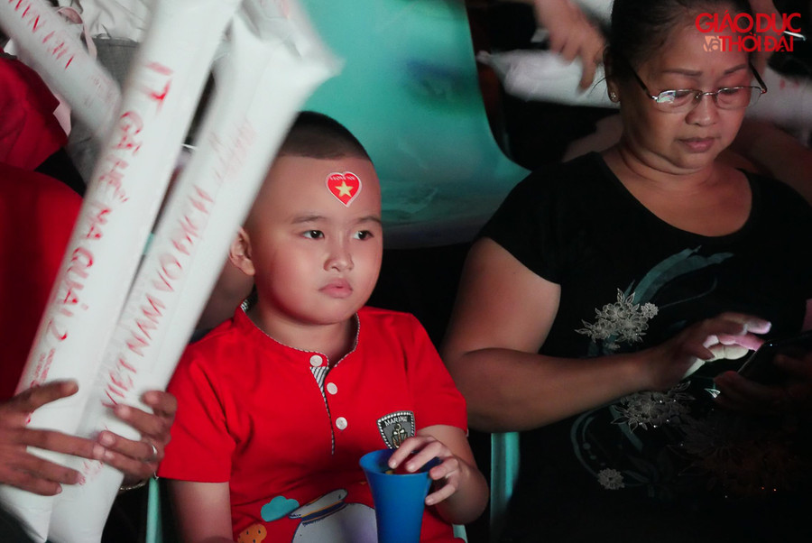 Song, càng đông thì tinh thần cổ vũ càng cao. Mọi người cùng nhau hô hào, cổ vũ không ngớt.