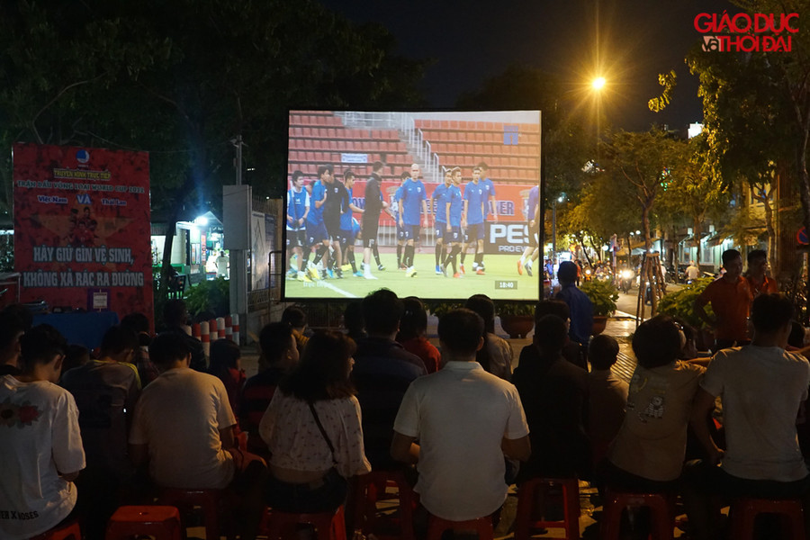 Tại Quảng Trường Khánh Hội, hàng trăm người đã có mặt để xem bóng đá.
