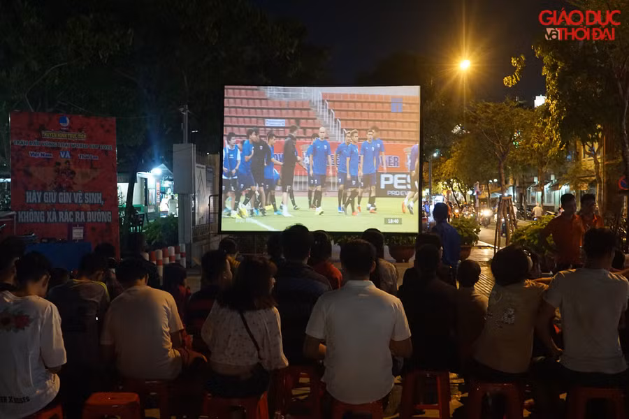 Tại Quảng Trường Khánh Hội, hàng trăm người đã có mặt để xem bóng đá.