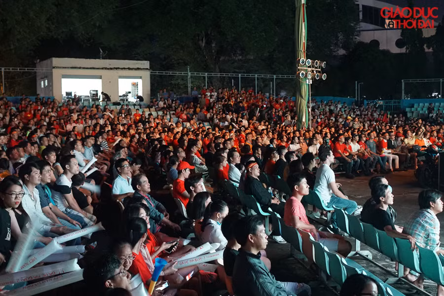 Tại Sân khấu Trống Đồng, hàng nghìn người đã kéo nhau đến để thưởng thức bóng đá. Số lượng cổ động viên hôm nay đông hơn mọi trận khác rất nhiều lần.