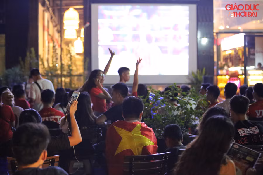 Bên trong quán, 2 màn hình chiếu bóng cũng sẵn sàng để dù ngồi ở vị trí nào cũng được theo dõi trận đấu.