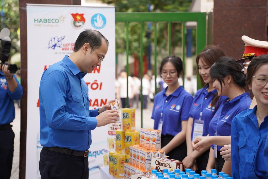 Bên cạnh đó phát tặng các vật phẩm thiết yếu cho thí sinh và người nhà thí sinh như nước uống, sữa, đồ dùng học tập, áo mưa… Bên cạnh đó phát tặng các vật phẩm thiết yếu cho thí sinh và người nhà thí sinh như nước uống, sữa, đồ dùng học tập, áo mưa…