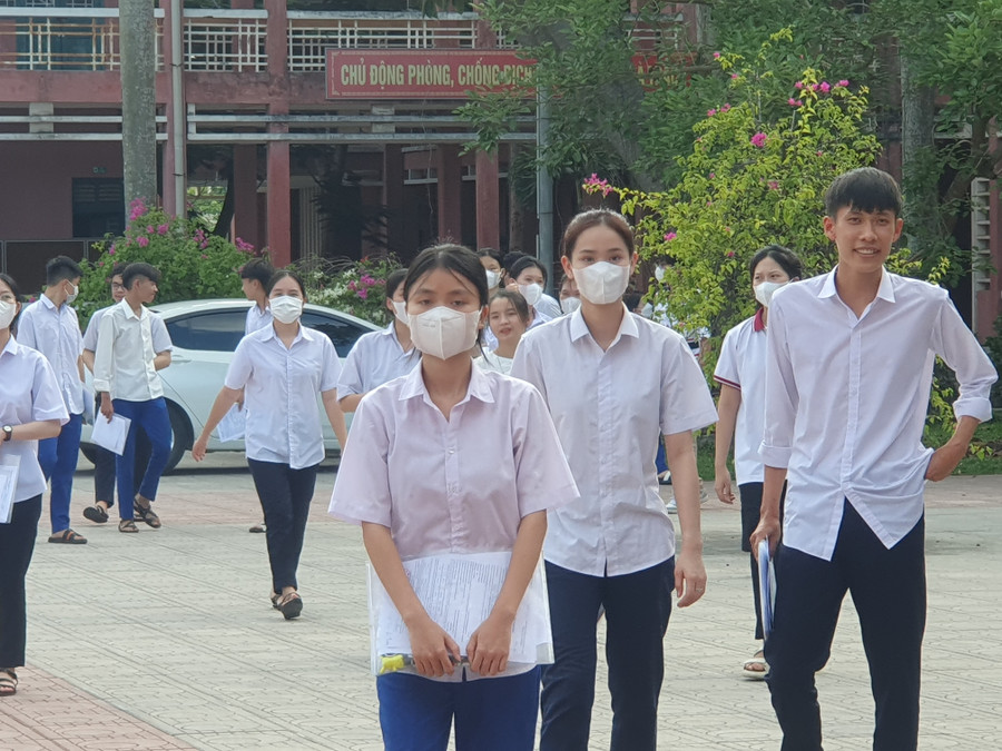 Thí sinh rời phòng thi với tâm trạng thoải mái.