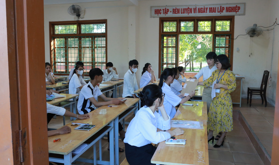 Thí sinh kiểm tra túi đựng đề thi trước khi cán bộ coi thi mở túi niêm phong.