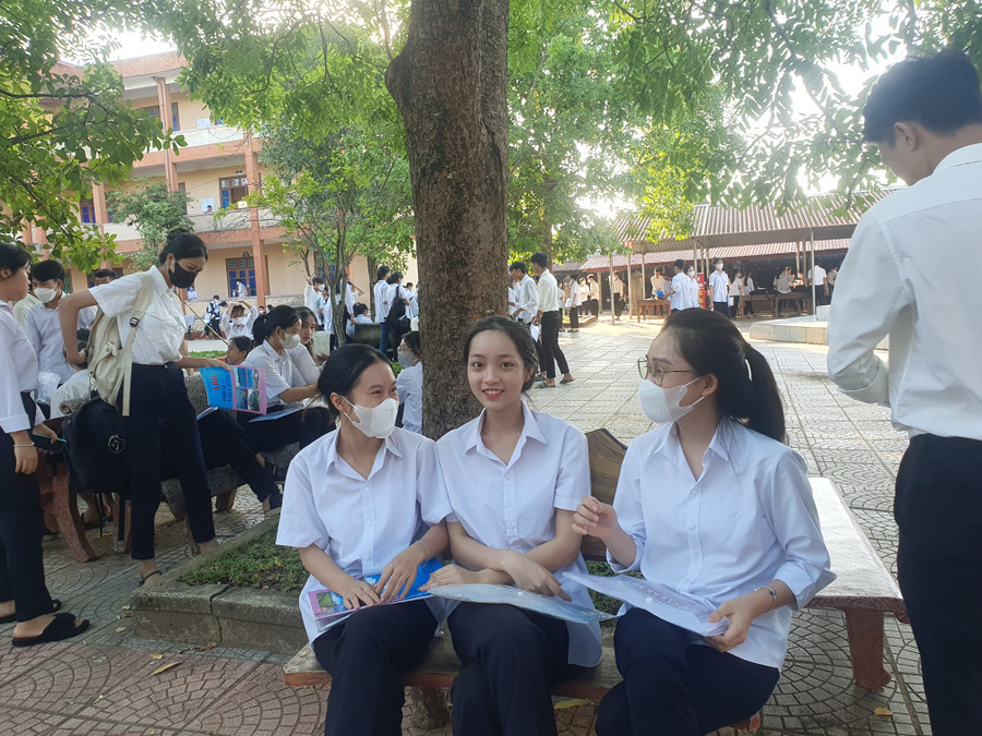 Thí sinh phấn khởi bước vào ngày thi thứ hai.