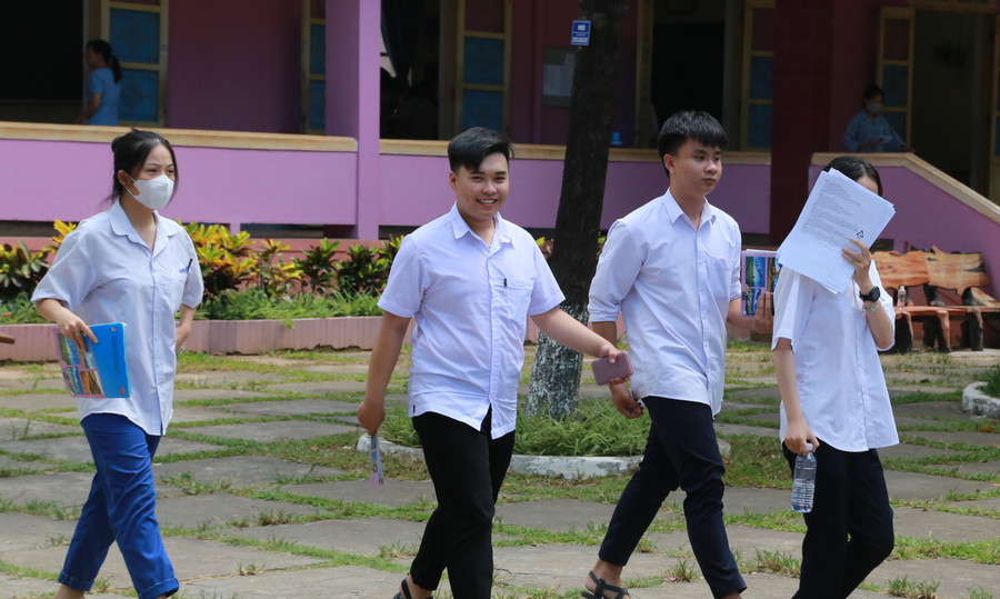 Một thí sinh tươi cười sau khi hoàn thành bài thi. Một thí sinh tươi cười sau khi hoàn thành bài thi.