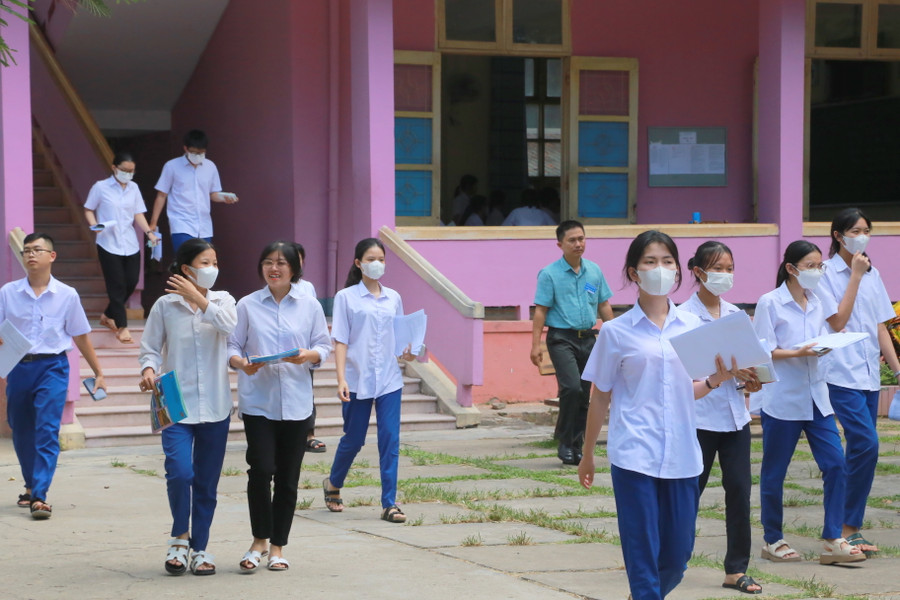 Thí sinh Quảng Trị thở phào sau bài thi tổ hợp KHTN, KHXH. Thí sinh Quảng Trị thở phào sau bài thi tổ hợp KHTN, KHXH.