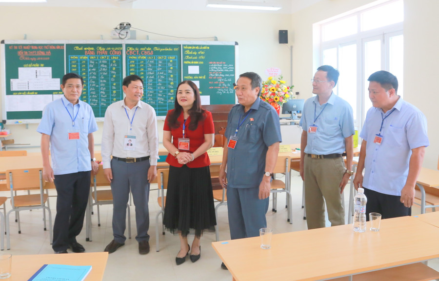 Lãnh đạo Ban chỉ đạo kỳ thi tốt nghiệp THPT kiểm tra các điểm thi.