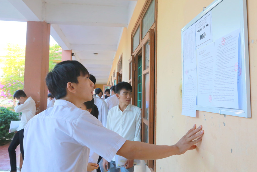 Thí sinh bước vào buổi thi thứ 3 của kỳ thi tốt nghiệp THPT.