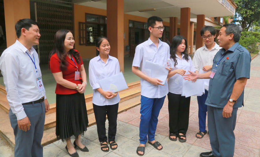 Ông Hà Sỹ Đồng - Phó Chủ tịch UBND tỉnh - Trưởng Ban chỉ đạo kỳ thi và TS Lê Thị Hương động viên thí sinh sau buổi thi.