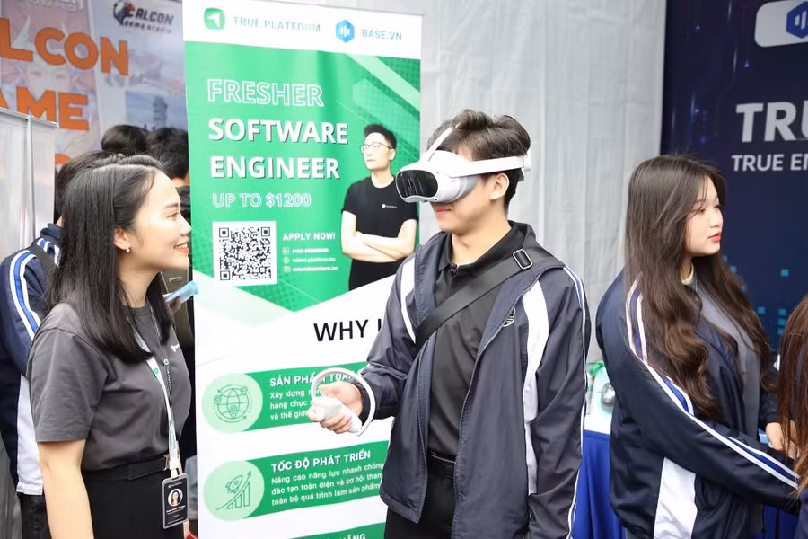 Sinh viên Trường ĐH Công nghệ (ĐH Quốc gia Hà Nội) trong ngày hội việc làm năm 2023.