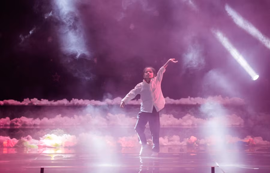 Câu chuyện về cô bé bán diêm mở màn gây xúc động cho khán giả