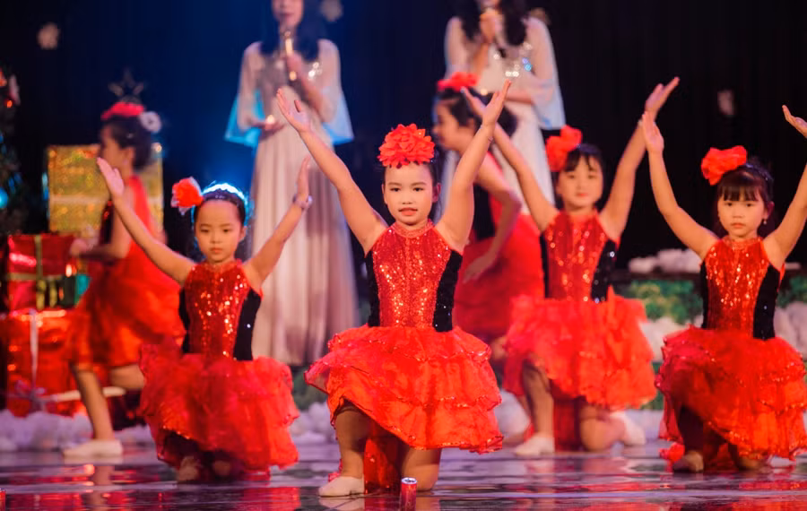 Các tiết mục văn nghệ được giáo viên giàn dựng và các học sinh của trường biểu diễn