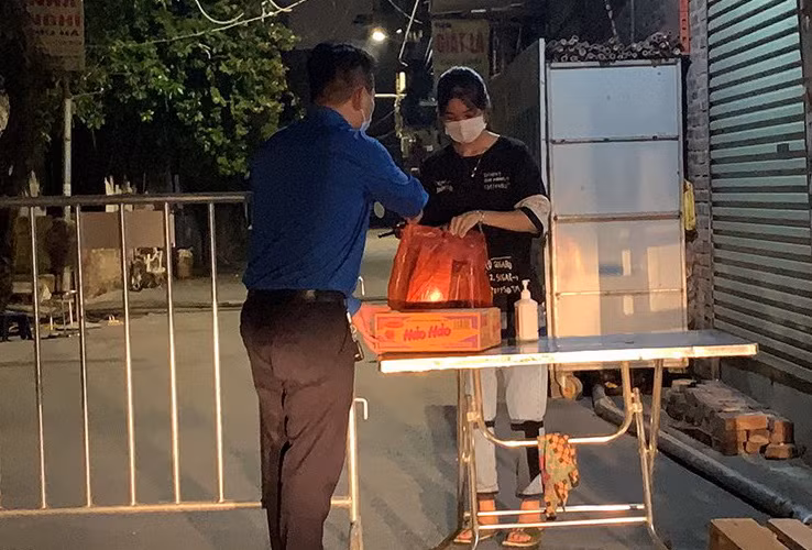 Bí thư Đoàn trường Lê Mạnh Hùng kết thúc hoạt động hỗ trợ ngày 15/8 lúc 21h tại An Khánh, Hoài Đức