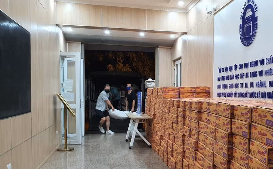 Công tác chuẩn bị nhu yếu phẩm được các thầy, cô giáo nỗ lực chuẩn bị trong đêm