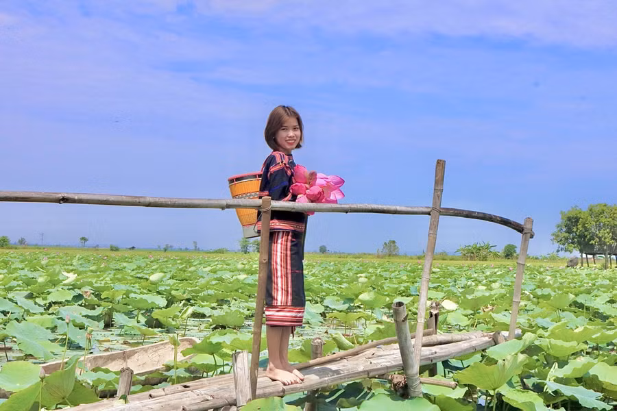 Bạn trẻ mặc trang phục truyền thống của dân tộc lưu giữ lại những hình ảnh đẹp thời thanh xuân.