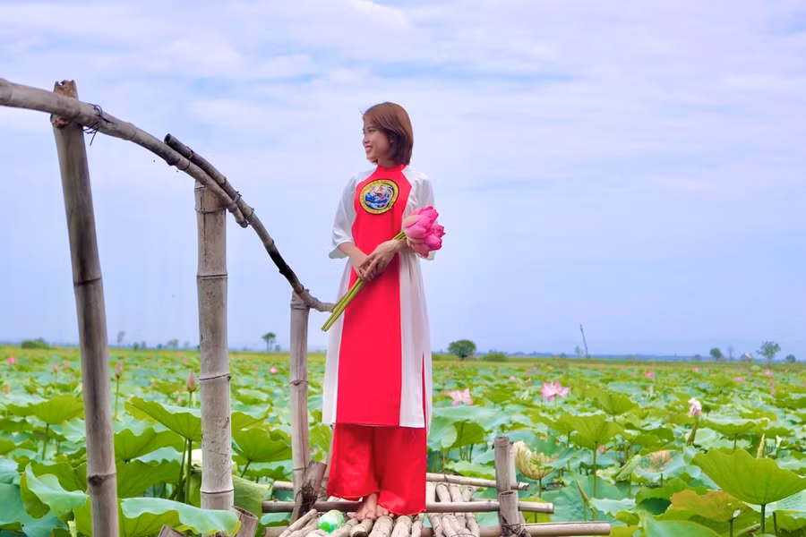 Thiếu nữ khoe dáng trong tà áo dài thướt tha tại hồ sen.