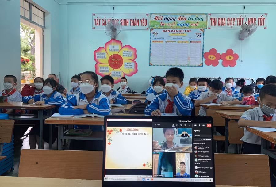 Trường Tiểu học Phan Chu Trinh tách những trường hợp có yếu tố dịch tễ để học trực tuyến, còn lại các em học trực tiếp.