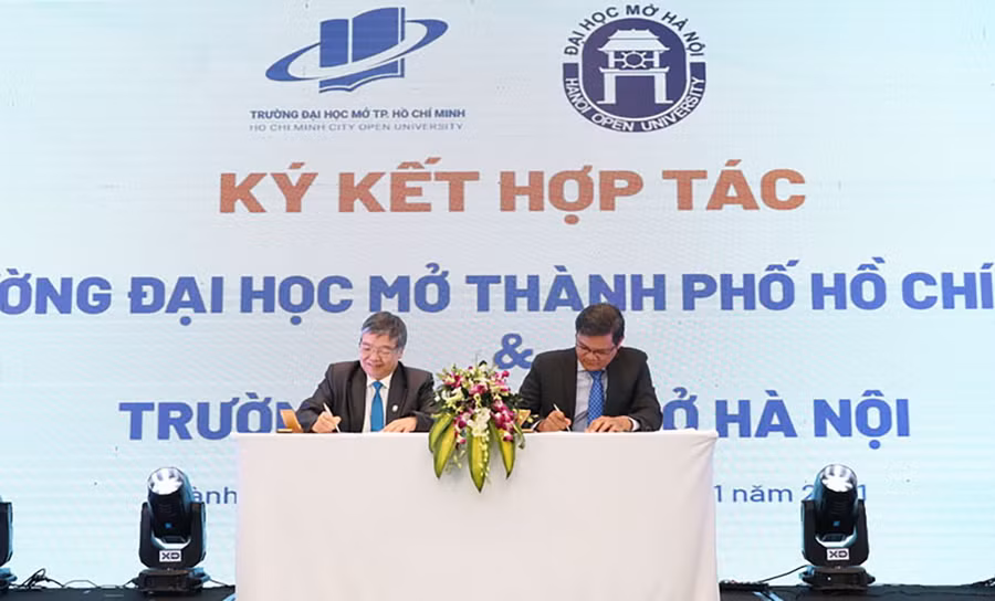 Hiệu trưởng hai trường đại học mở ký kết hợp tác.