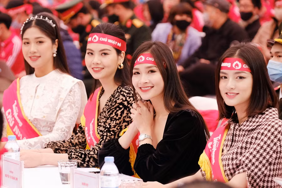 Dàn Á hậu, người đẹp cũng tham tích cực