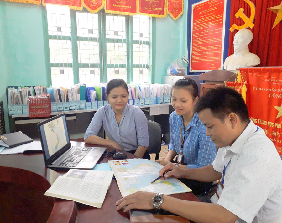 Với vai trò Tổ trưởng chuyên môn, thầy Hợi đã đề ra nhiều giải pháp đổi mới việc dạy học. Với vai trò Tổ trưởng chuyên môn, thầy Hợi đã đề ra nhiều giải pháp đổi mới việc dạy học.