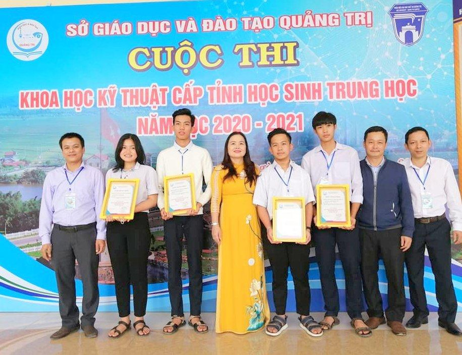 Thầy Hợi tham gia hướng dẫn học sinh thi Khoa học kỹ thuật và đạt giải cao. Thầy Hợi tham gia hướng dẫn học sinh thi Khoa học kỹ thuật và đạt giải cao.