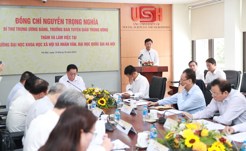 GS.TS Hoàng Anh Tuấn báo cáo về hoạt động của Trường với đoàn công tác. GS.TS Hoàng Anh Tuấn báo cáo về hoạt động của Trường với đoàn công tác.