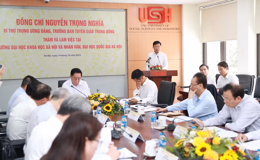 GS.TS Hoàng Anh Tuấn báo cáo về hoạt động của Trường với đoàn công tác.