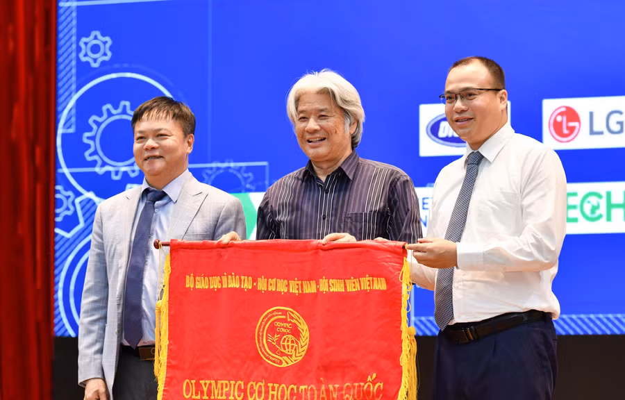 Đại diện ĐH Bách khoa Hà Nội chuyển giao cờ đăng cai cho đại diện Trường ĐH Hàng Hải Việt Nam.