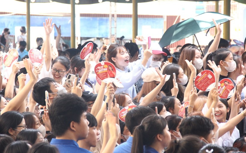 Sinh viên Trường ĐH Kinh doanh và Công nghệ Hà Nội trong ngày khai giảng năm học 2023 - 2024.