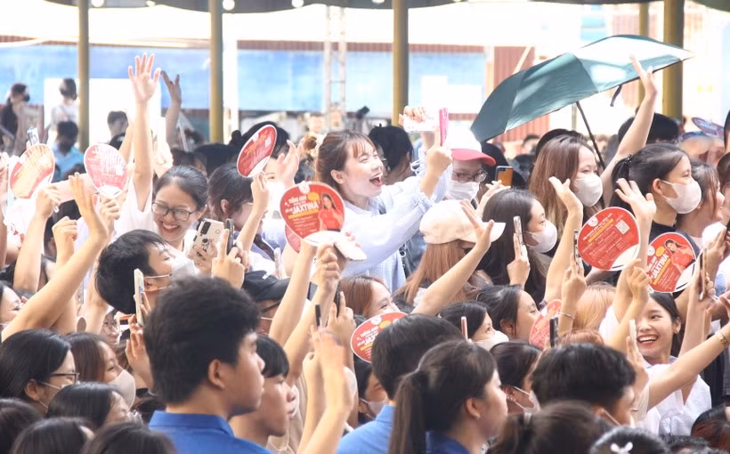 Sinh viên Trường ĐH Kinh doanh và Công nghệ Hà Nội trong ngày khai giảng năm học 2023 - 2024.