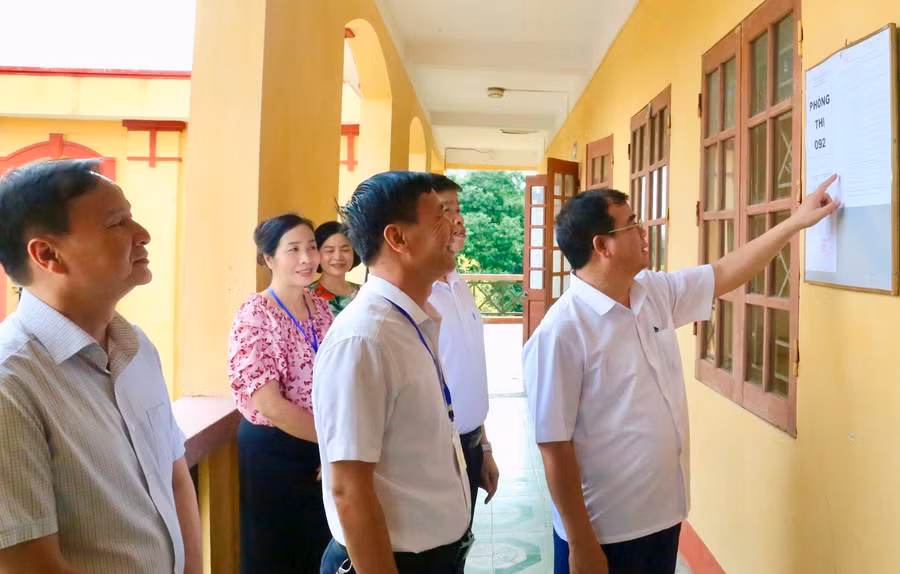 Ông Nguyễn Minh Hùng, Phó Chủ tịch UBND tỉnh kiểm tra công tác chuẩn bị tổ chức kỳ thi vào lớp 10 THPT tại Trường THPT Nguyễn Văn Cừ. Ảnh: Báo Hải Dương.