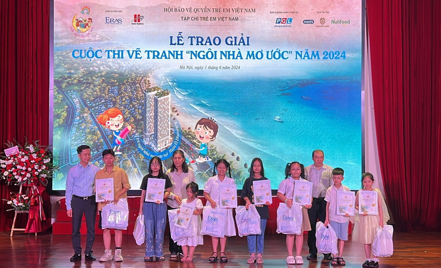 Các thí sinh được trao giải nhất.