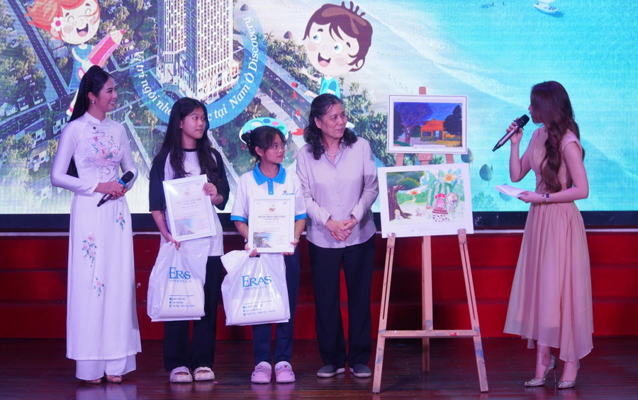Bà Nguyễn Thị Thanh Hòa - Chủ tịch Hội Bảo vệ quyền trẻ em Việt Nam và Hoa hậu Việt Nam Ngọc Hân trao giải cho 2 thí sinh nghị lực. Bà Nguyễn Thị Thanh Hòa - Chủ tịch Hội Bảo vệ quyền trẻ em Việt Nam và Hoa hậu Việt Nam Ngọc Hân trao giải cho 2 thí sinh nghị lực.