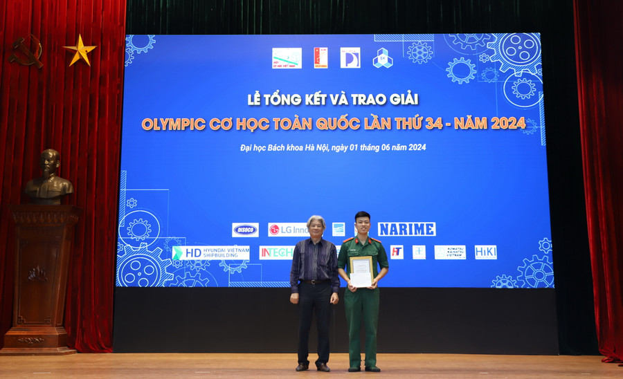 GS. TSKH Nguyễn Tiến Khiêm - Chủ tịch Hội Cơ học Việt Nam trao Giải thưởng Tài năng cơ học trẻ cho sinh viên Vũ Thanh Hải, Học viện Kỹ thuật Quân sự.