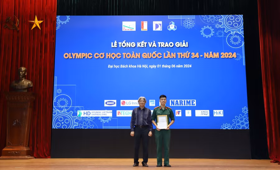 GS. TSKH Nguyễn Tiến Khiêm - Chủ tịch Hội Cơ học Việt Nam trao Giải thưởng Tài năng cơ học trẻ cho sinh viên Vũ Thanh Hải, Học viện Kỹ thuật Quân sự.