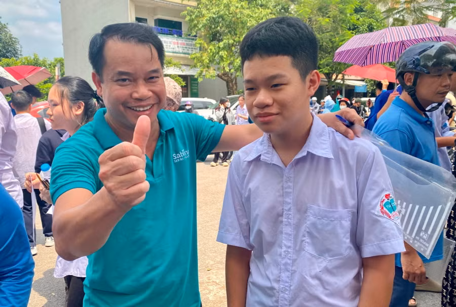 Phụ huynh đồng hành cùng thí sinh.