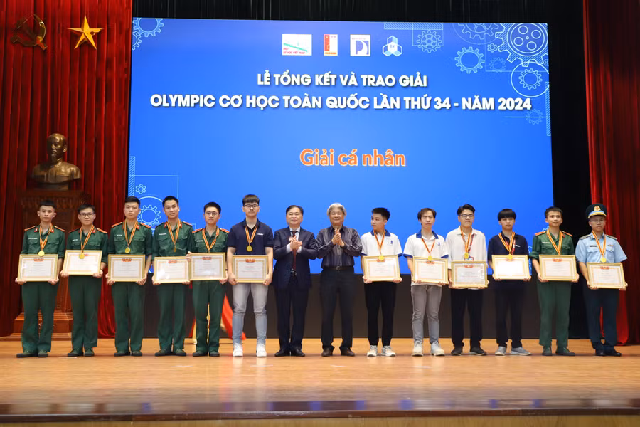 Lê Nguyễn Ngọc Vũ (thứ ba từ phải sang) nhận Huy chương Vàng và Giấy khen cho giải Nhất môn Cơ học kỹ thuật