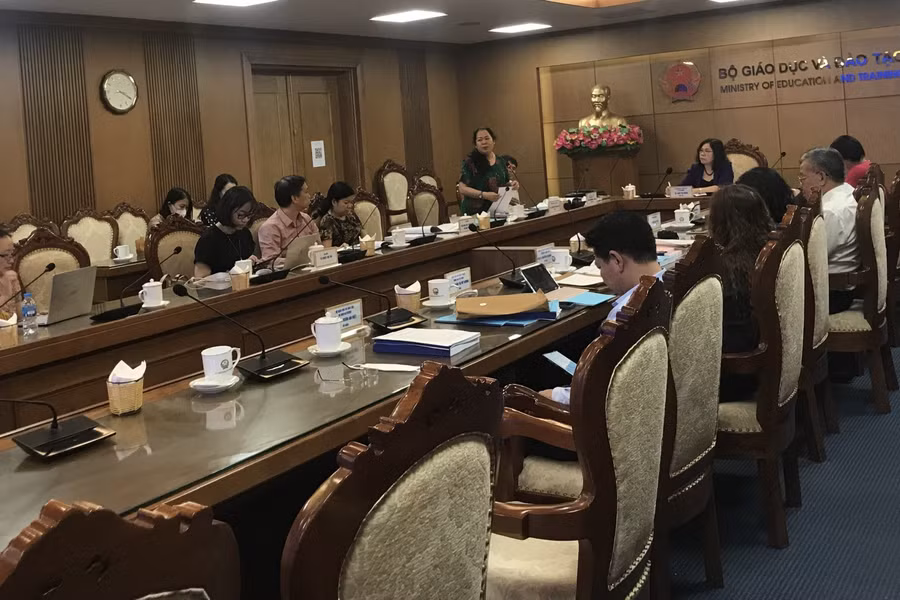 Chuyên gia phản biện phát biểu ý kiến tại phiên họp