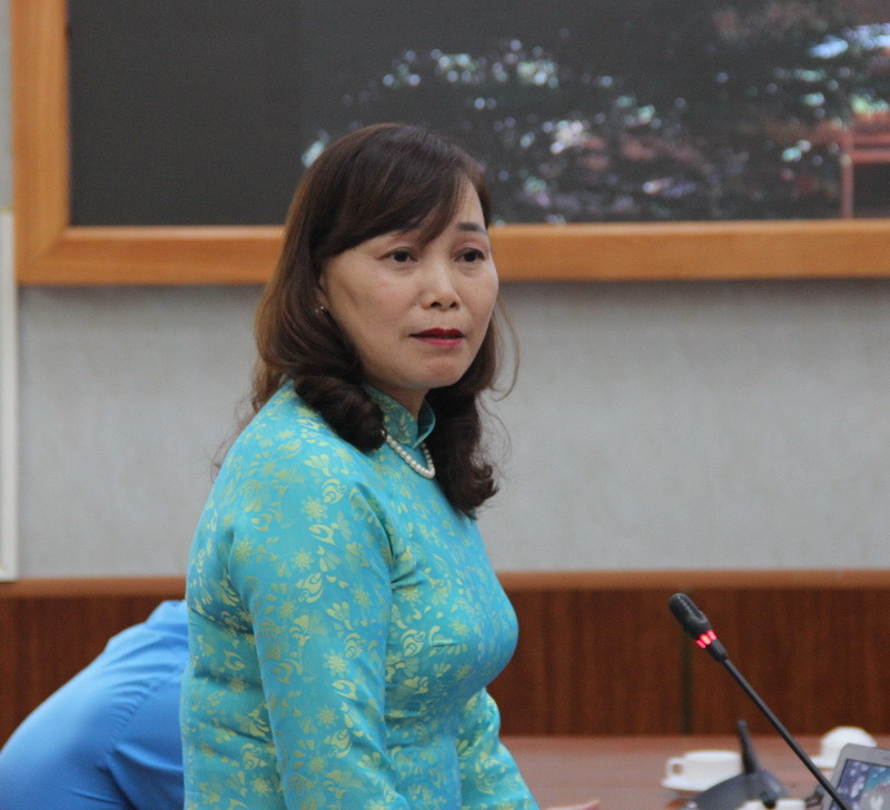 Cô Cù Minh Hương báo cáo trước Hội đồng xét duyệt giải thưởng. Cô Cù Minh Hương báo cáo trước Hội đồng xét duyệt giải thưởng.