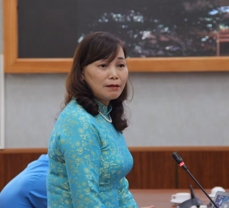 Cô Cù Minh Hương báo cáo trước Hội đồng xét duyệt giải thưởng.