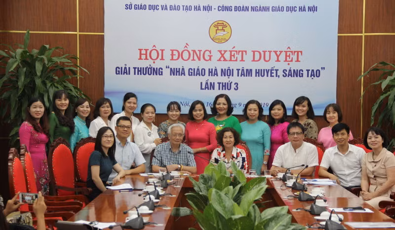 Những nhà giáo đã hoàn thành phần báo cáo của mình trước Hội động xét duyệt giải thưởng.