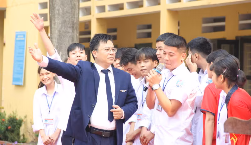 Ông Nguyễn Hải Phong giao lưu với học sinh Trường THPT Quang Minh về một số nội dung liên quan đến định hướng nghề nghiệp cho bản thân.