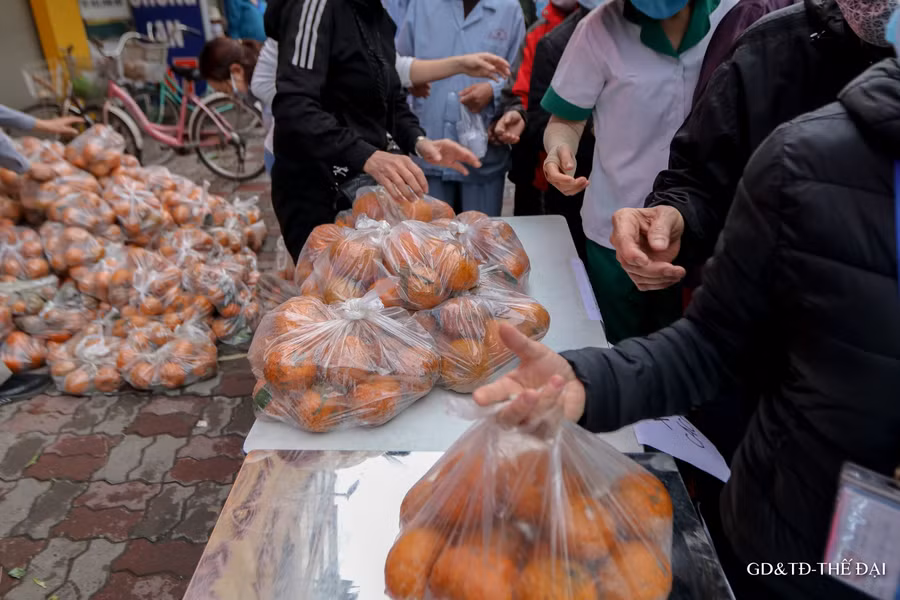 Được biết trong sáng ngày hôm nay, 1 tấn cam Hà Giang, 1 tấn nông sản Hải Dương đã được phát miễn phí.