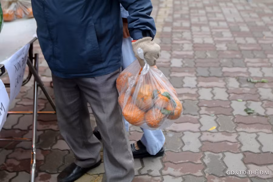 Nông sản sẽ được tặng phần lớn cho người có hoàn cảnh khó khăn. Cam sẽ được tặng cho bệnh nhân, người nhà bệnh nhân tại bệnh viên Thanh Nhàn.