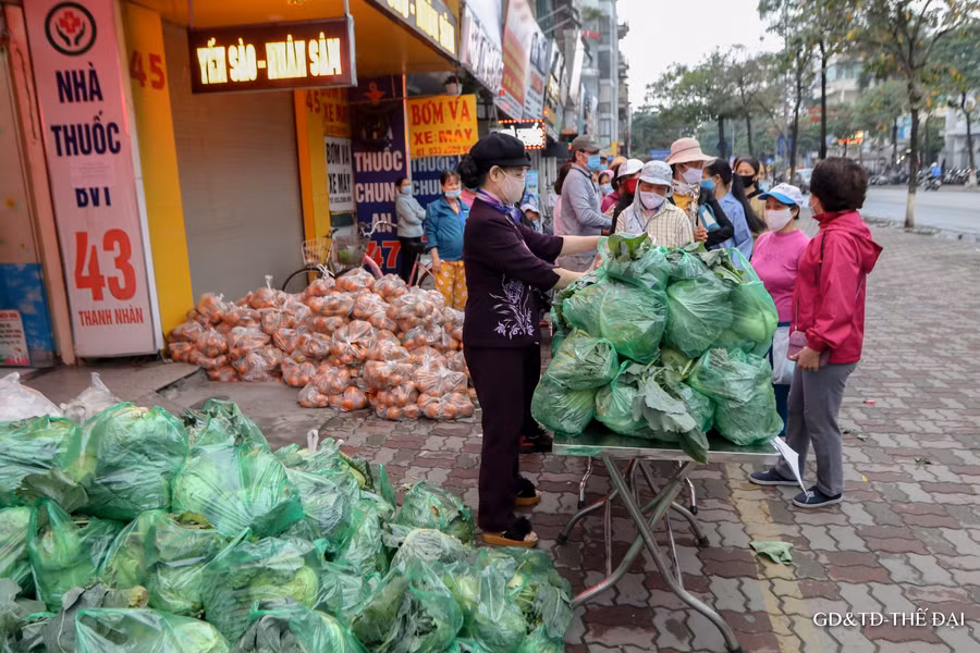 2 tấn bao gồm cam Hà Giang và nông sản Hải Dương đã được phát miễn phí cho bệnh nhân và người có hoàn cảnh khó khăn tại khu vực bệnh viện Thanh Nhàn.